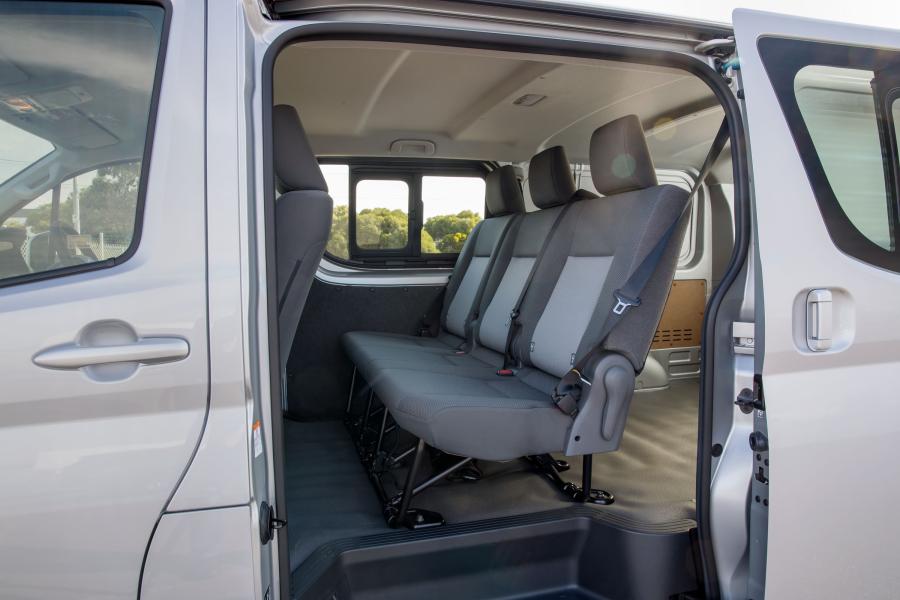 Интерьер Toyota Hiace LWB Crew Van 2019 года  (AU) (фото 3 из 5)
